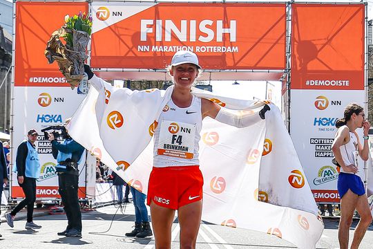 Nienke Brinkman maakt verrassende comeback bij halve marathon in Egmond, Haven Hailu wint