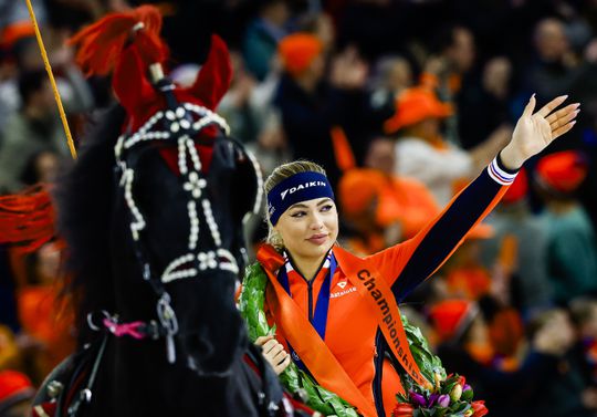 Tranen bij Jutta Leerdam tijdens speciaal ritje door Thialf: 'Helaas mocht dat niet'