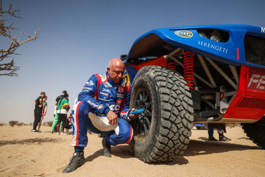 Lange Dakar-nacht eindigt in deceptie voor Tim en Tom Coronel: 'Nog nooit meegemaakt'