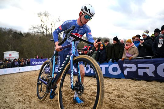 Tibor Del Grosso de sterkste na spannende strijd, Puck Pieterse verpulvert haar concurrentie en soleert naar winst op NK veldrijden