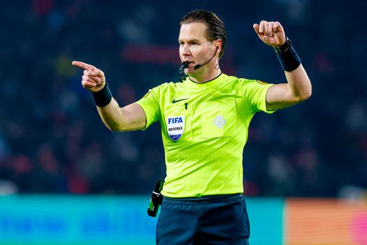 Ongeloof om arbitrage in Eredivisie, gitzwarte avond in Almelo en RKC denkt al aan vertrek van 'circus' Mo Ihattaren