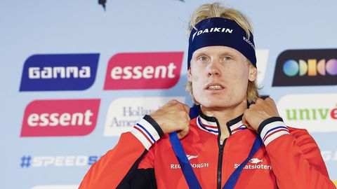 Veelbesproken topschaatser Tim Prins kondigt mediastilte aan: 'Ik ga naar de achtergrond'