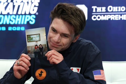 Schaatser (24) zorgt voor emotionele beelden door plaatsing voor Winterspelen na tragisch ongeluk: 'Ik weet dat ze meekijken'