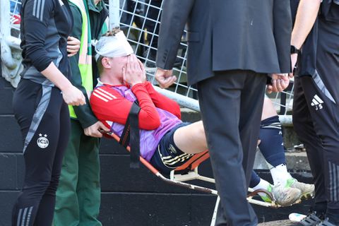 Bizarre actie kost  voetbalfan 18 maanden gevangenis en 10 jaar stadionverbod: 'Had halve liter vodka op'