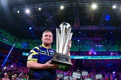 Vraagtekens bij bizarre bedragen voor topdarter Luke Littler: 'De wereld zit vol gekke dingen'