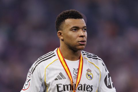 Kylian Mbappé laat frustraties de vrije loop na Supercopa-nederlaag: Real-ster zorgt voor opschudding bij prijsuitreiking