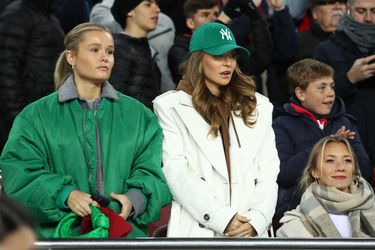 Beroemde vrouw van topvoetballer zorgt voor ophef op rode loper: 'Is ze te ver gegaan?'