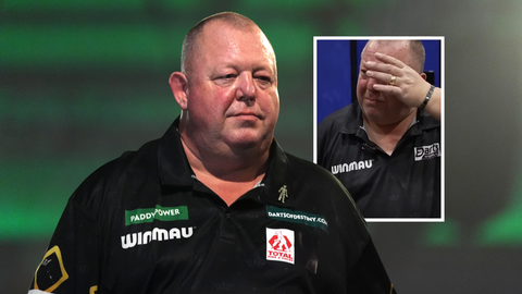 'Failliete' dartsveteraan barst in tranen uit na emotionele comeback: 'Het betekent alles voor me'