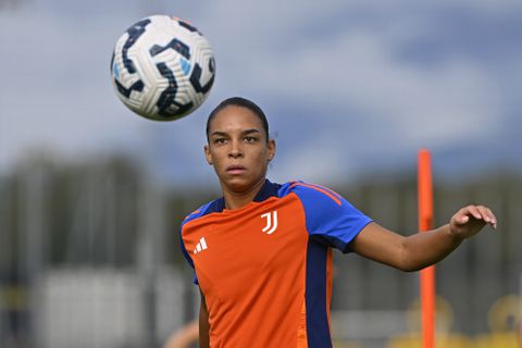 Topvoetbalster mag om bizarre reden niet invallen bij debuut: 'Wat een kinderlijke fout'