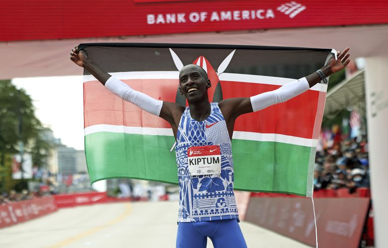 Dood marathonkampioen Kelvin Kiptum (24) zorgt voor schok in atletiekwereld, Sifan Hassan 'diepbedroefd'