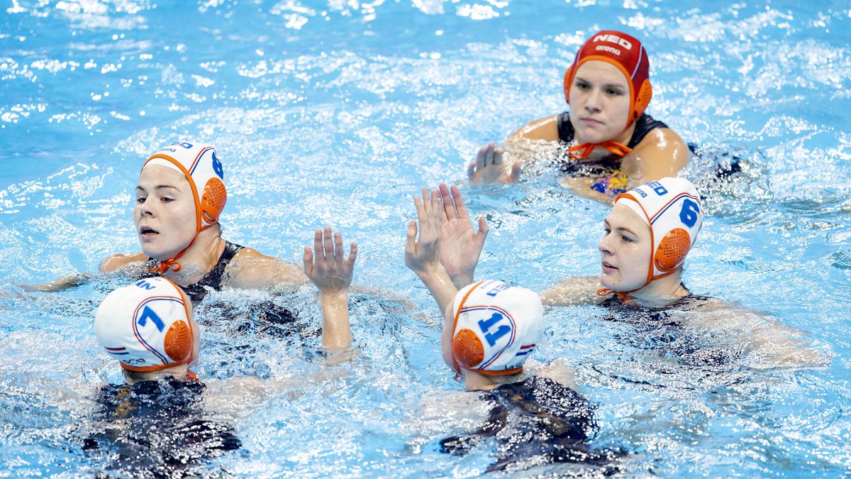Nederlandse waterpolosters verliezen na penalty's van Hongarije in kwartfinale WK