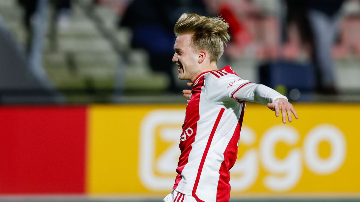 Jong Ajax wint van MVV door eerste goals in betaald voetbal van Julian Rijkhoff