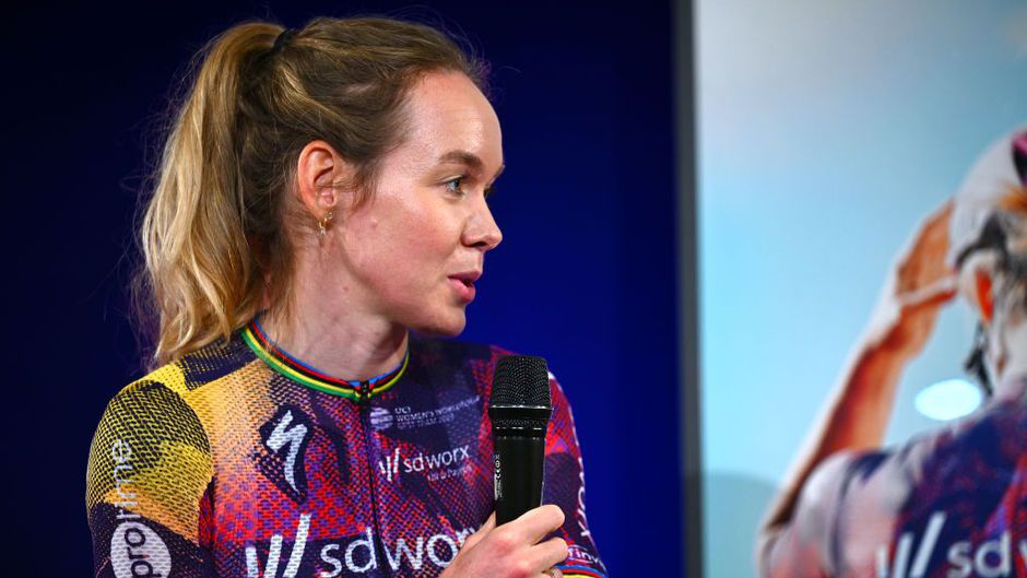 Topwielrenster Anna van der Breggen geeft opvallende reden voor afstappen in Amstel Gold Race