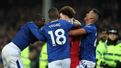 Britse media smullen van rode kaart Arne Slot en commotie bij Everton - Liverpool: 'Politie moest ertussen komen'