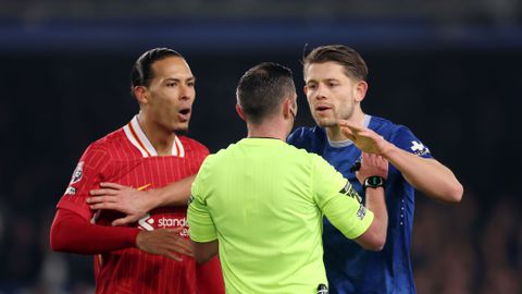 Virgil van Dijk haalt uit naar scheidsrechter bij verhitte derby: 'Heb ik ook tegen hem gezegd'