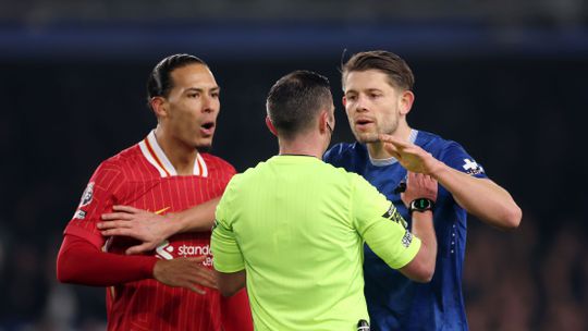 Virgil van Dijk haalt uit naar scheidsrechter bij verhitte derby: 'Heb ik ook tegen hem gezegd'