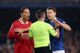 Virgil van Dijk in discussie met de scheidsrechter © Getty Images