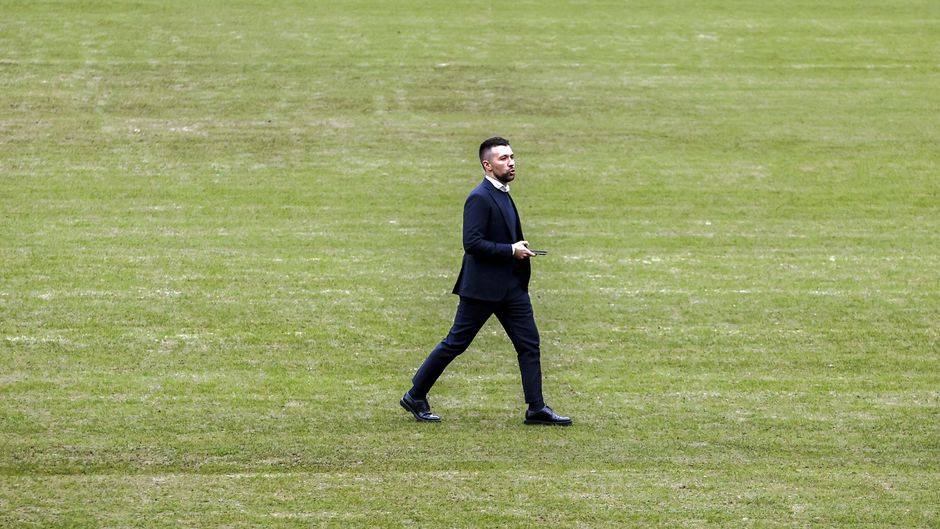 Ajax-trainer Francesco Farioli vreest voor slecht veld: 'We hebben daardoor al problemen gehad met blessures'