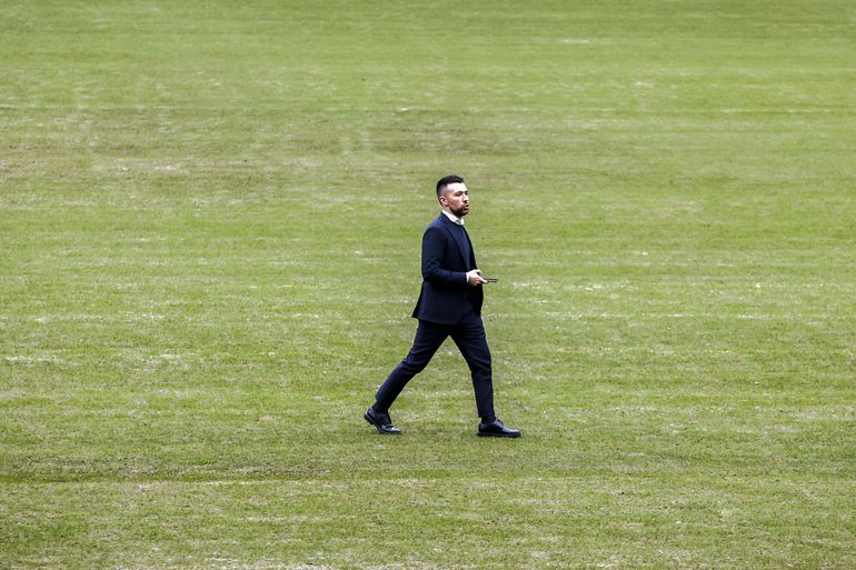 Ajax-trainer Francesco Farioli vreest voor slecht veld: 'We hebben daardoor al problemen gehad met blessures'