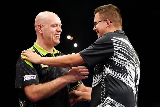 Teleurstelling voor topdarter Michael van Gerwen tijdens Premier League, recordwinnaar pijnlijk onderuit in finale