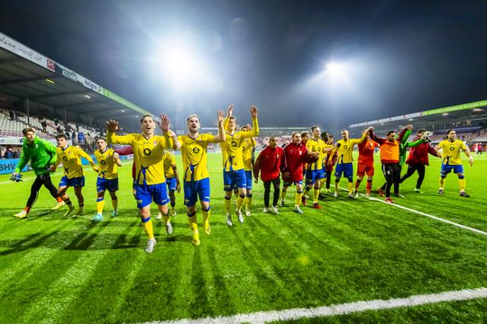 Oss steekt de draak met FC Emmen na zege: 'Bedankt voor de TOP-avond'
