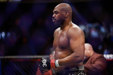 Video | Fan vraagt om schop UFC-vechter en belandt in ziekenhuis