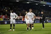 Spelers van Vitesse staan moedeloos voor het uitvak vol Arnhemmers, na de uitnederlaag bij RKC. ©ANP