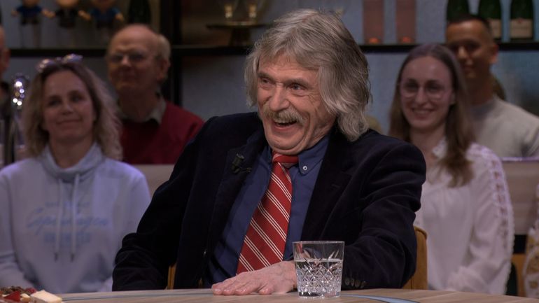 Johan Derksen krijgt lachers op zijn hand na bizarre anekdote: 'Dus ik stap over die snelweg...'