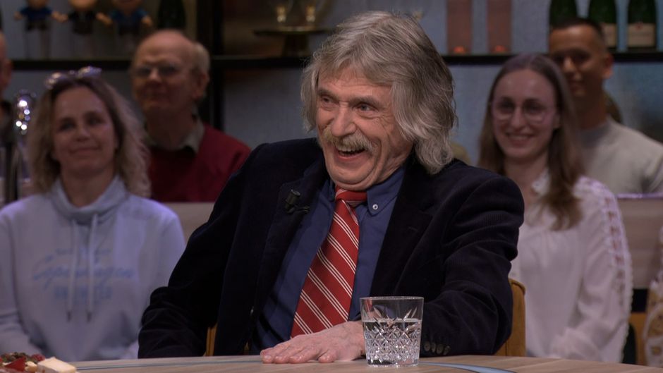 Johan Derksen krijgt lachers op zijn hand na bizarre anekdote: 'Dus ik stap over die snelweg...'