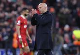 Arne Slot bedankt het publiek op Anfield. © Getty Images