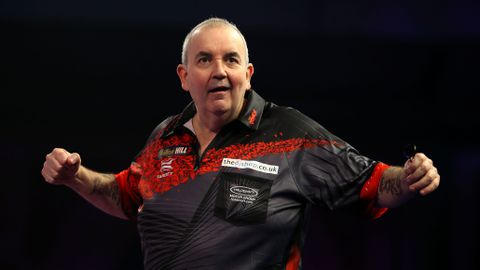Dartlegende Phil Taylor legt vinger op zere plek bij Michael van Gerwen: 'Daar denkt hij over na'