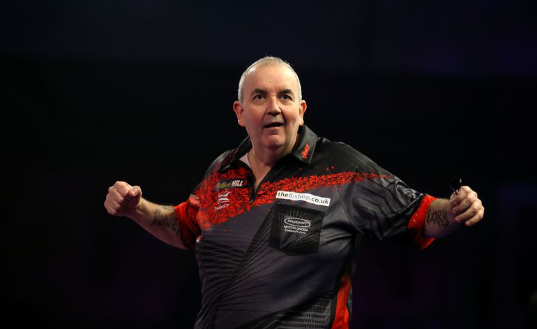 Dartlegende Phil Taylor legt vinger op zere plek bij Michael van Gerwen: 'Daar denkt hij over na'