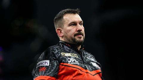 Zorgen om geblesseerde tegenstander van topdarter Michael van Gerwen: 'Dit ziet er niet gezond uit'