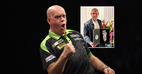 Geplaagde Michael van Gerwen verrast met 'prachtig' cadeau: 'Welkom bij de familie'
