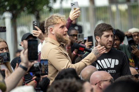 Jake Paul doet onthulling over bokscarrière na gebroken kaak: 'Dat heeft de dokter gezegd'