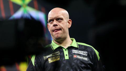 Topdarter Michael van Gerwen krijgt deksel op de neus tegen geblesseerde tegenstander in Premier League