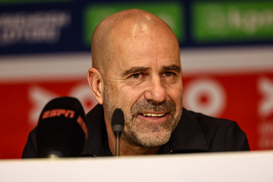 Peter Bosz wacht ontmoeting met noodlijdend Vitesse: 'Dat het voortbestaan op de tocht staat, doet pijn'