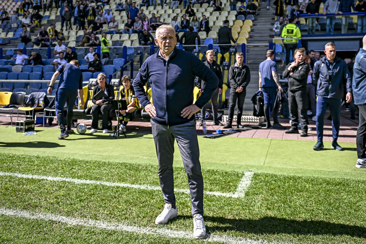'Vitesse moet interim Edward Sturing wellicht missen tegen PSV: John van der Brom kandidaat als opvolger'