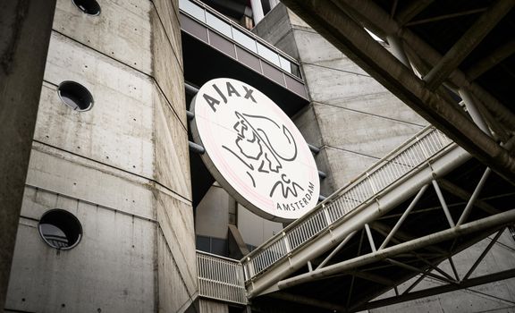 Vereniging Ajax roept leden vervroegd bij elkaar voor crisisvergadering