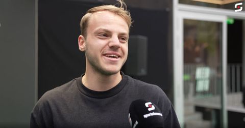 Feyenoorders dollen bij opening van sportschool Rico Verhoeven: 'Denk dat ik een betere kickbokser ben'