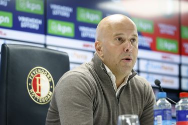 Feyenoord-coach Arne Slot komt met topnieuws en ziet twee basisspelers in selectie terugkeren