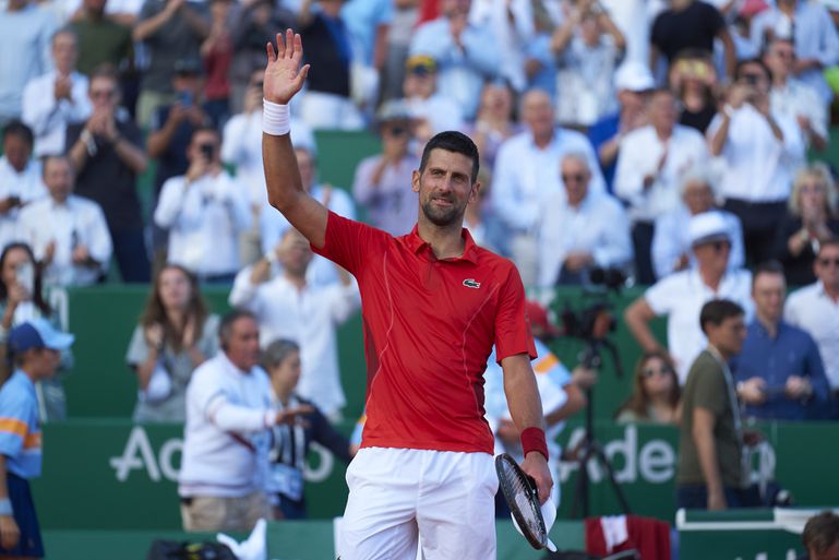 Wekker van tennisser gaat ineens af tijdens wedstrijd tegen Novak Djokovic: publiek barst in lachen uit