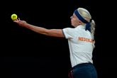 Nederlandse tennisverrassing Eva Vedder trekt in zenuwslopende strijd aan het kortste eind in BJK Cup