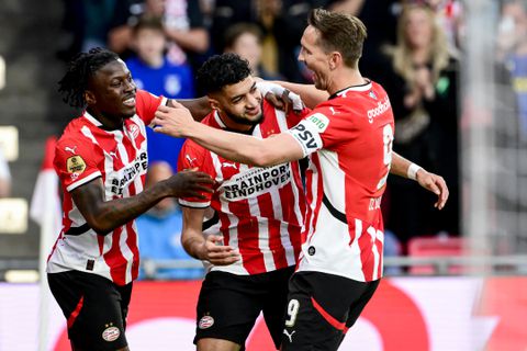 Herboren PSV swingt met speels gemak langs Almere City in strijd met Feyenoord om plek 2