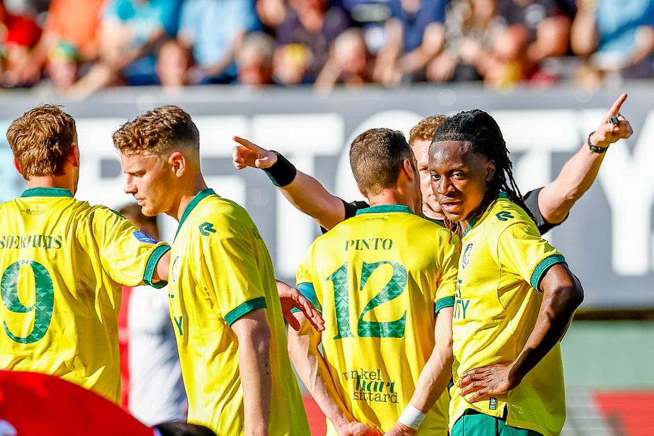 Ongeloof over gegeven penalty bij Feyenoord: voet Antoni Milambo héél licht aangeraakt