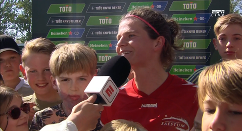 Speelster van stuntploeg omringd door juichende leerlingen: 'Gaan de hele week apenkooien'