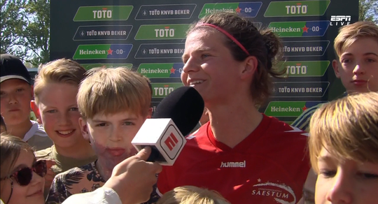 Speelster van stuntploeg omringd door juichende leerlingen: 'Gaan de hele week apenkooien'