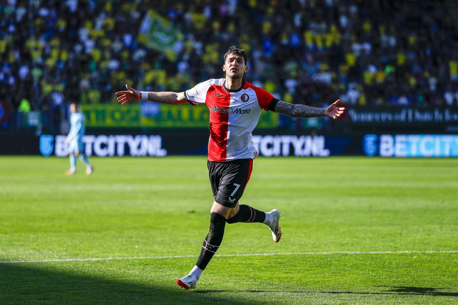 Opluchting bij Feyenoord en Robin van Persie na zéér matige vertoning: jacht op PSV verder ingezet