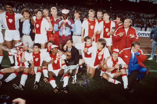 Ajax-icoon Richard Witschge herdenkt 'simpele man' Johan Cruijff: 'Hij stond altijd bij ons te kijken'