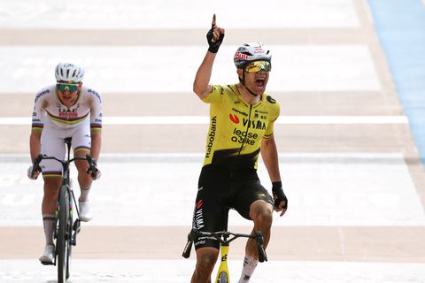 Wout van Aert wint eindelijk Parijs-Roubaix na titanenstrijd met Tadej Pogacar: pech breekt Mathieu van der Poel op
